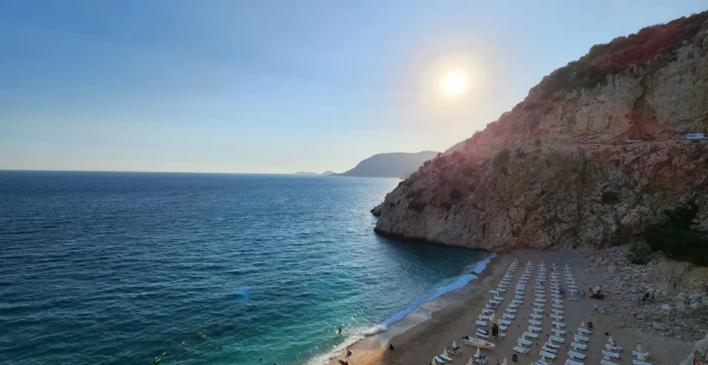 Antalya’nın en büyüleyici doğal güzelliklerinden biri olan Kaputaş Plajı, turkuaz