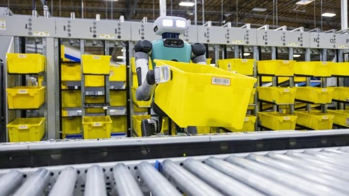 Japon otomotiv üreticisi Toyota, Kanada’daki RAV4 üretim tesisinde insansı robot