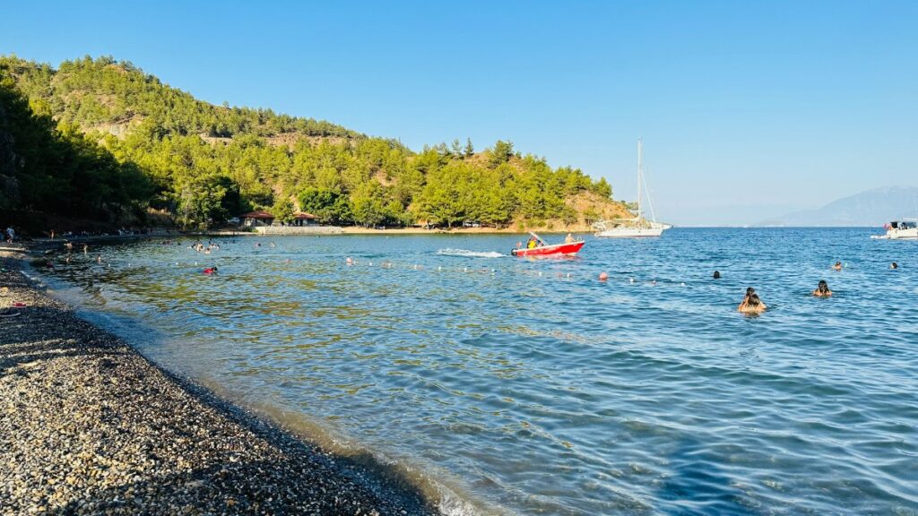 Muğla’nın doğal güzellikleri arasında öne çıkan Kille Sahili, berrak denizi