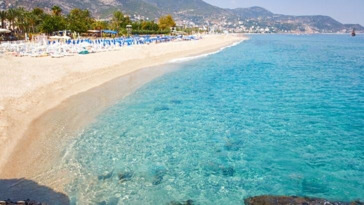 Muğla’nın Gökova Körfezi’nde yer alan Kleopatra Plajı, altın sarısı kumları