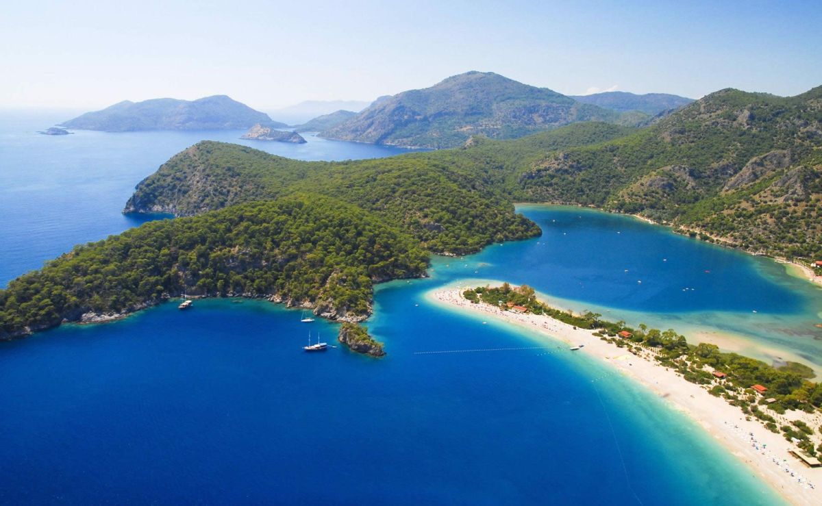 Muğla’nın Fethiye ilçesinde yer alan Belcekız Plajı, turkuaz denizi ve