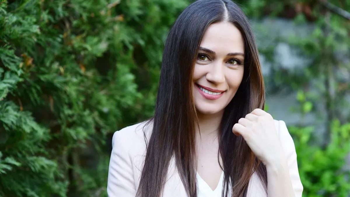 Özge Borak, 44. yaşını yaz tatilinden paylaştığı enerjik karelerle kutlayarak