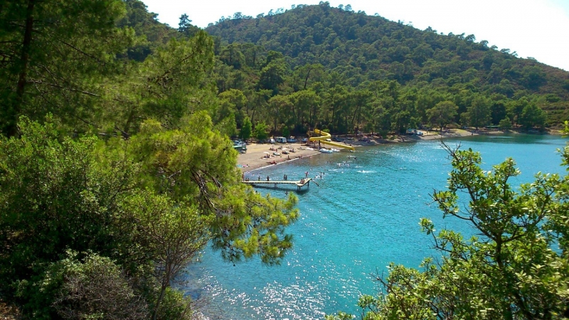 Muğla’da doğallığını koruyan Büyük Samanlık Plajı, berrak denizi ve sakin