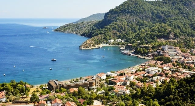 Muğla’nın Marmaris ilçesine bağlı Turunç Sahili, berrak denizi ve sakin