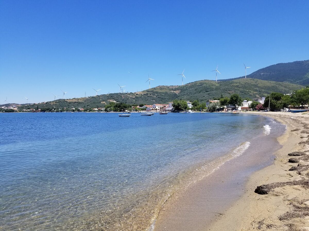 Erdek’e bağlı Narlı Mahallesi’nde yer alan Narlı Plajı, berrak denizi