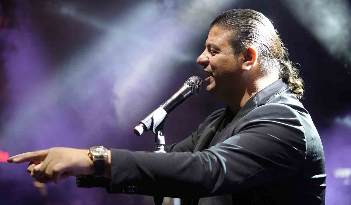 Türk halk müziğinin güçlü sesi Kubat, bu kez sahne performansıyla