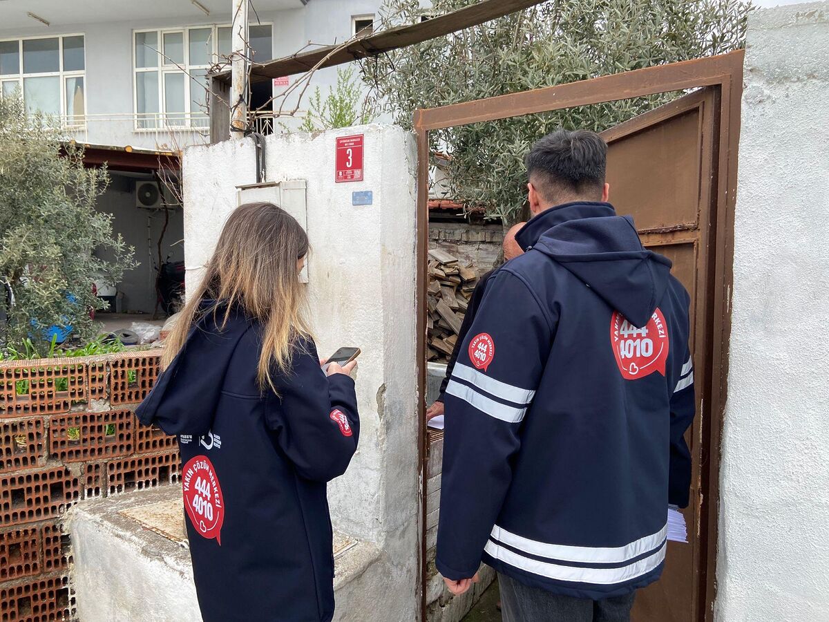 Balıkesir Büyükşehir Belediyesi, vatandaşlarla doğrudan iletişimi güçlendiren saha çalışmalarını aralıksız