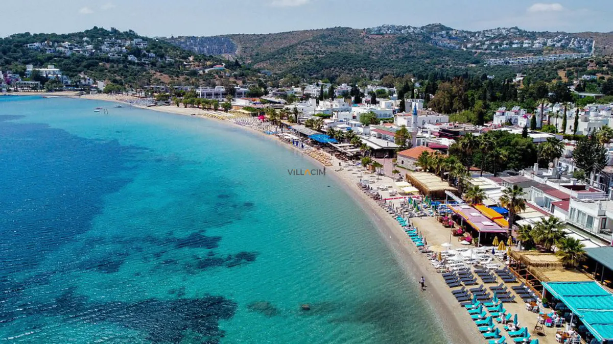 Berrak denizi, sığ yapısı ve huzurlu atmosferiyle dikkat çeken Bitez