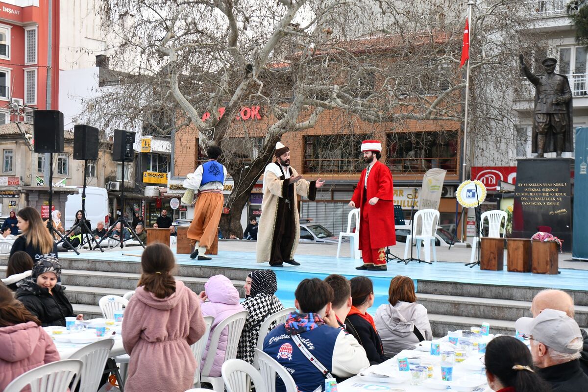 Ramazan ayının birlik ve dayanışma ruhu Burhaniye’de kurulan iftar sofralarında