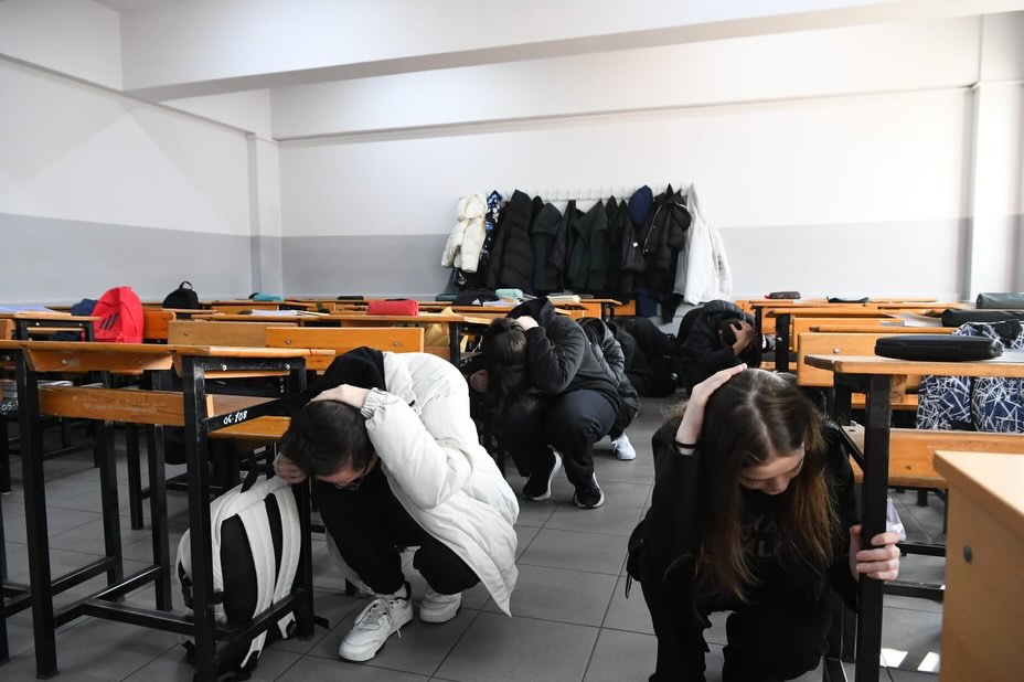 Deprem Haftası kapsamında Karesi ilçesinde bulunan İstanbulluoğlu Sosyal Bilimler Lisesi’nde