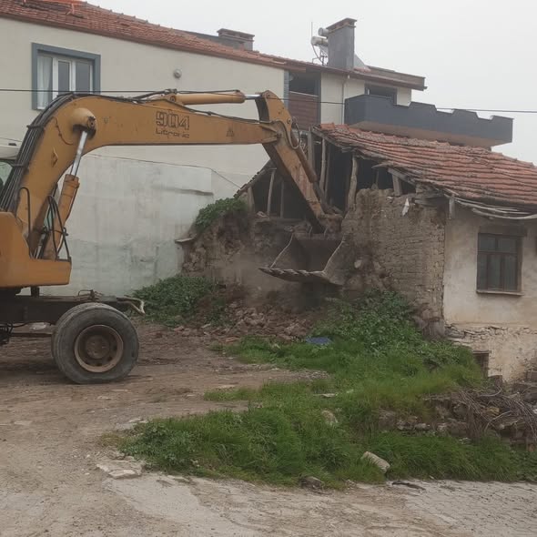 Bigadiç’te can ve mal güvenliğini tehdit eden metruk yapılar için