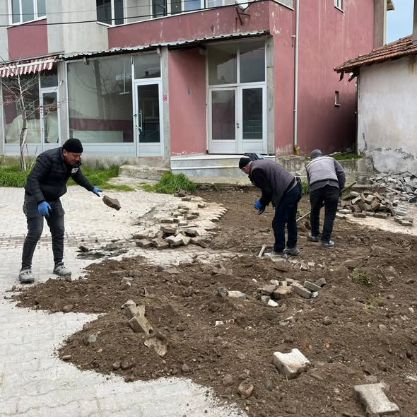 Bigadiç’te bozulan ve ulaşımı zorlaştıran noktalarda baskı tamirat çalışmaları hız