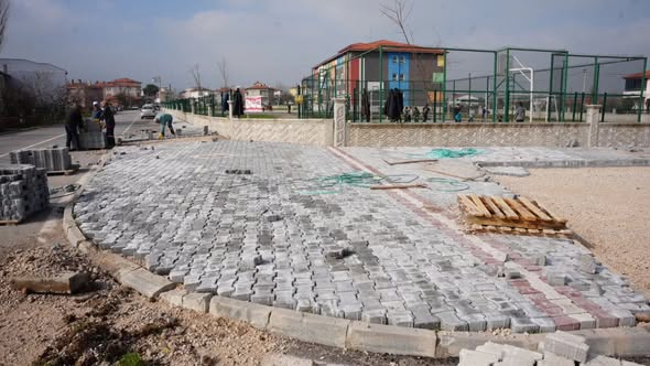 Sındırgı Belediyesi, ilçe genelinde temizlikten yol çalışmalarına, park bakımından sosyal
