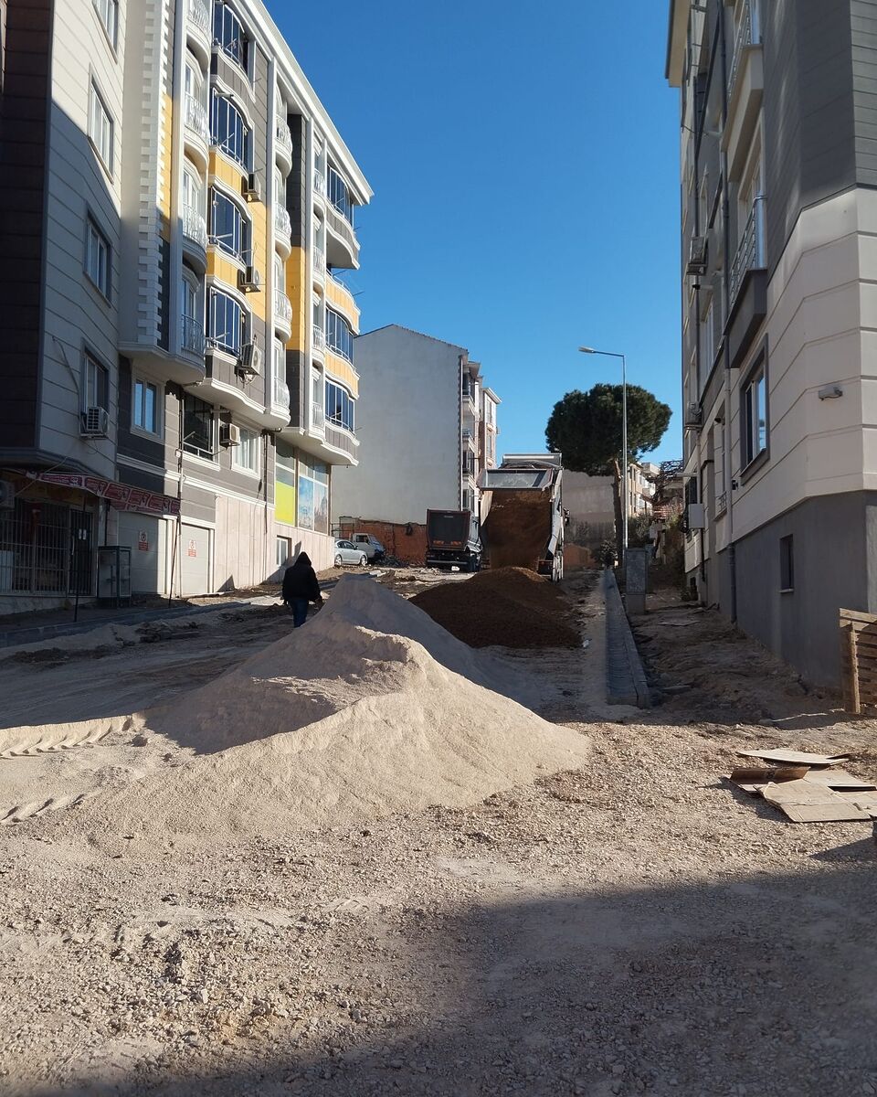 Tuzcumurat Mahallesi’nde ulaşımı rahatlatacak yol yapım çalışmaları devam ediyor. Şehit