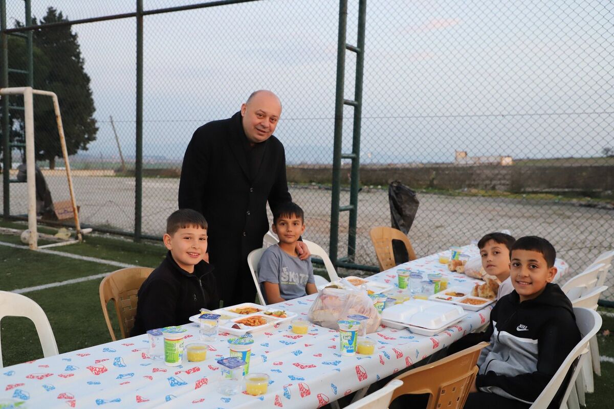Ramazan ayının manevi atmosferi ilçede kurulan iftar sofralarında yaşatılmaya devam