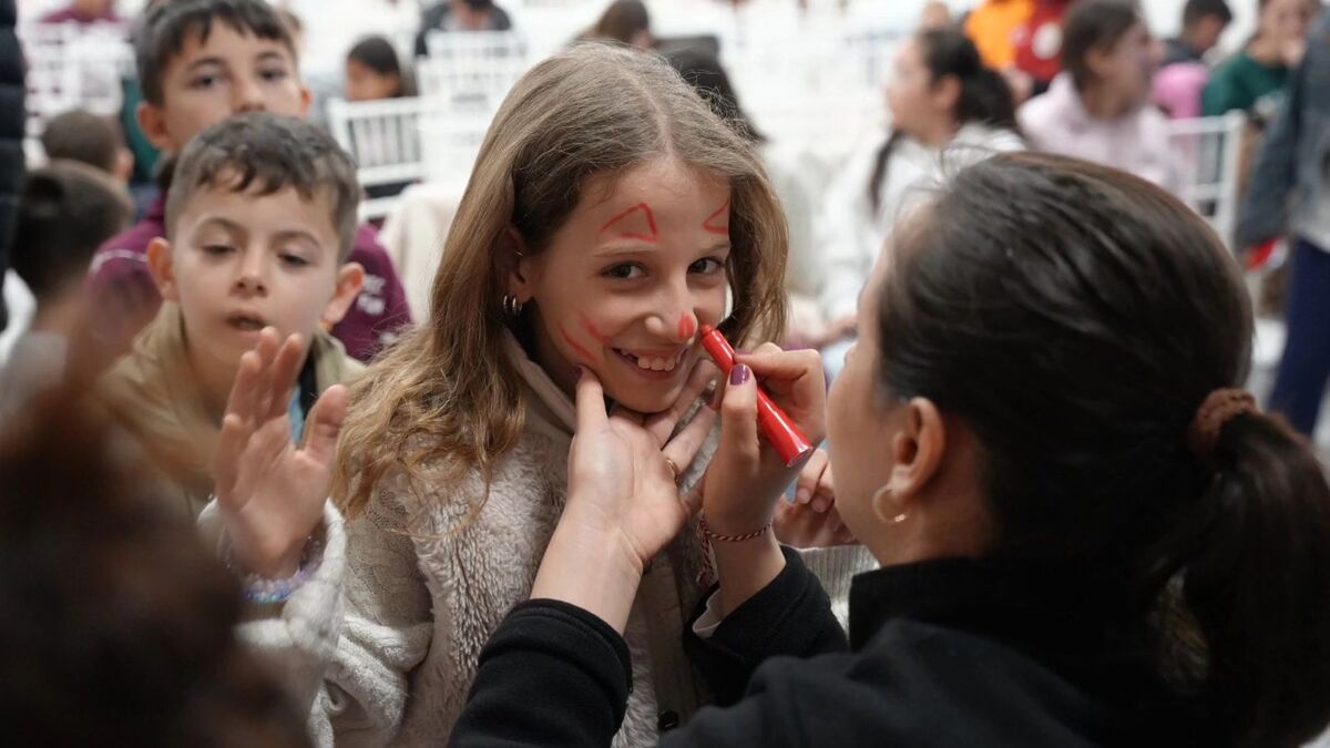 Sındırgı’da düzenlenen Ramazan etkinlikleri, çocukların neşesiyle renkli görüntülere sahne oluyor.