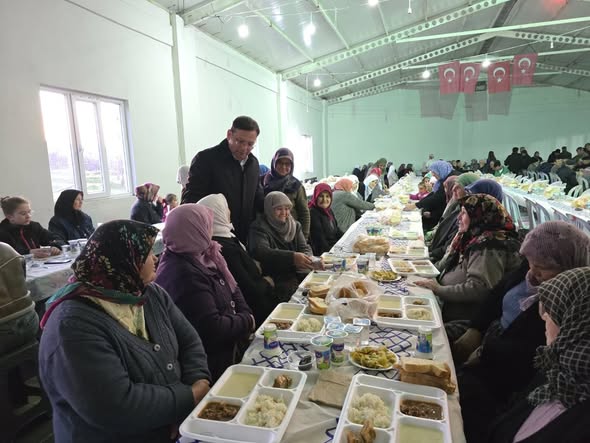 Ramazan ayının manevi atmosferi ilçede kurulan iftar sofralarında yaşanmaya devam