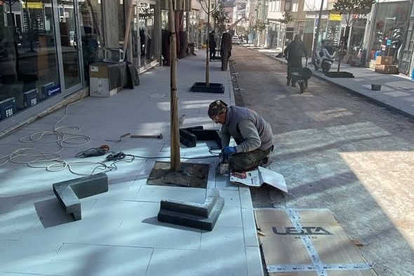 Bigadiç Belediyesi ekipleri, Hitay Caddesi’nde yol güvenliği ve çevre düzenini