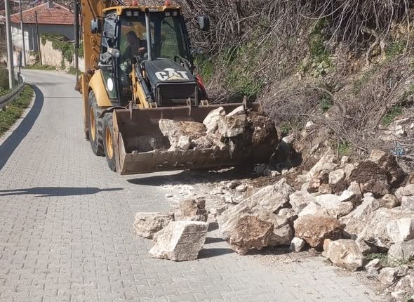 Hamidiye Mahallesi’nde ihtiyaç duyulan alanlarda hafriyat kaldırma çalışmaları tamamlandı.