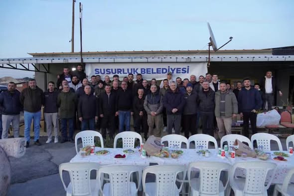 Susurluk Belediyesi Fen İşleri Müdürlüğü ekipleri düzenlenen iftar programında bir