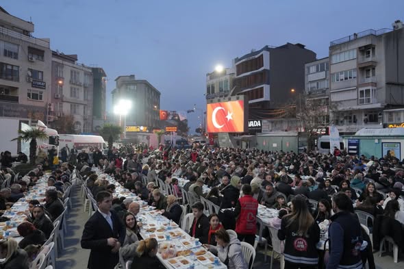 Ramazan ayının 21. gününde Cumhuriyet Meydanı’nda düzenlenen iftar programında vatandaşlar