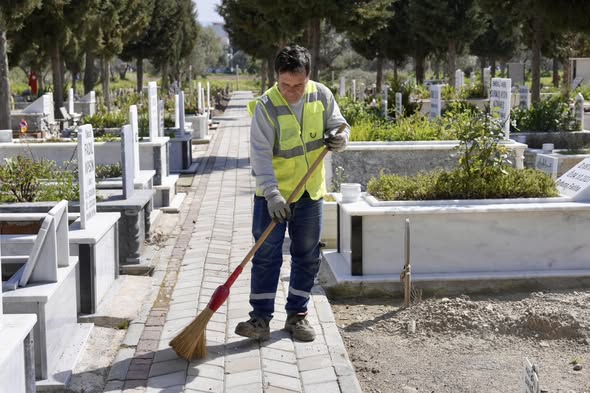 Burhaniye’de Mezarlıklarda Yoğun Mesai 650831855 1397416022424762 8700479090306993881 n - Marmara Bölge Gazetesi