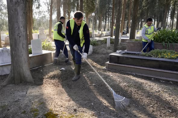 Ramazan Bayramı öncesinde Burhaniye’de mezarlıklarda kapsamlı temizlik ve bakım çalışmaları