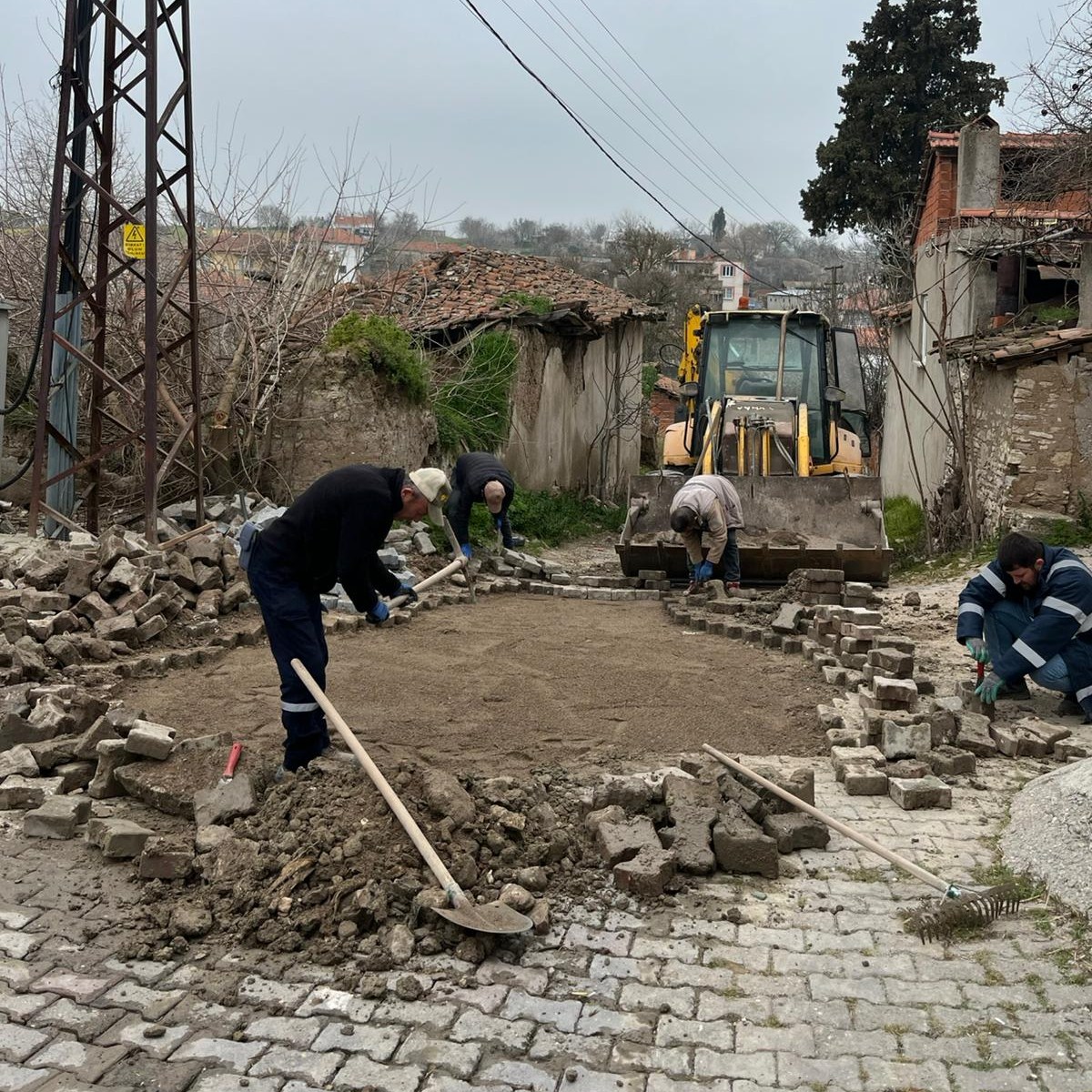 Bigadiç’te mahalle yollarında ihtiyaç duyulan noktalarda bakım ve onarım çalışmaları