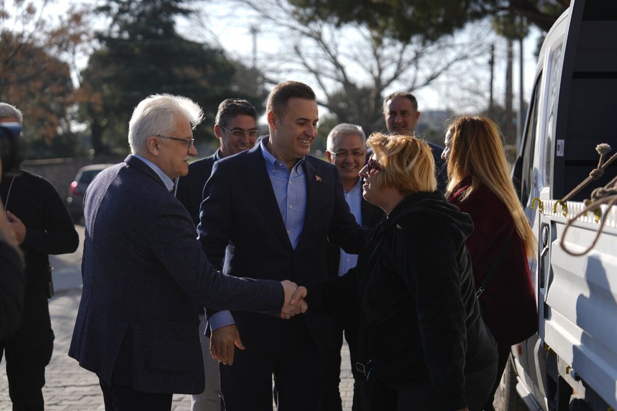 Ali Kemal Deveciler ve Ahmet Akın Burhaniye’de Esnafla Buluştu 651710312 1399117905587907 3865953582941027234 n - Marmara Bölge Gazetesi
