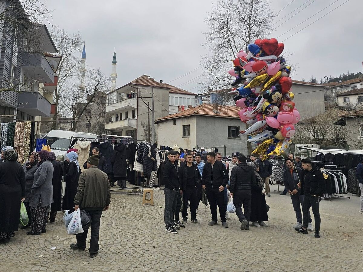 İvrindi Belediye Başkanı Önder Lapanta, Korucu Mahallesi’nde pazar esnafı ve