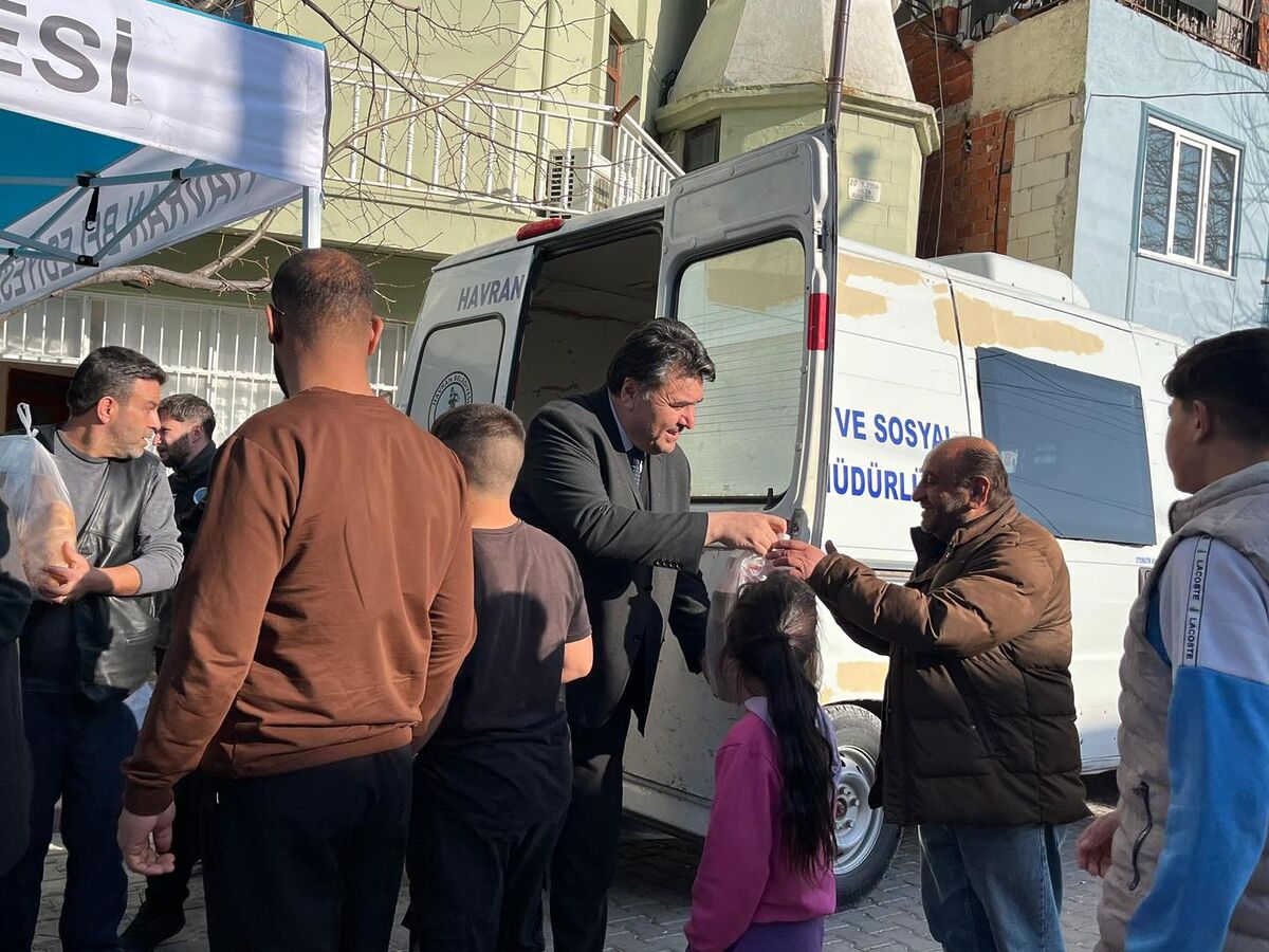 Havran Belediyesi tarafından Ebubekir Mahallesi’nde düzenlenen iftar programında vatandaşlara yemek