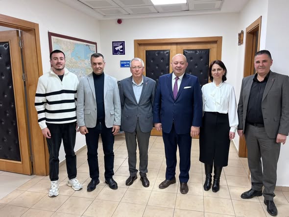Gönen Belediyesi’nde Ramazan Bayramı dolayısıyla anlamlı bir bayramlaşma programı gerçekleştirildi.