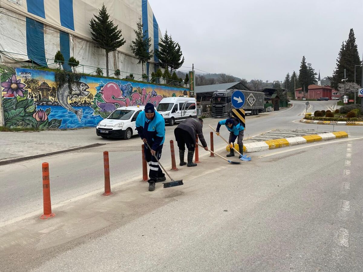 Dursunbey’de Bayram Öncesi Temizlik Mesaisi 652348663 18521631553079512 3231511359740081845 n - Marmara Bölge Gazetesi