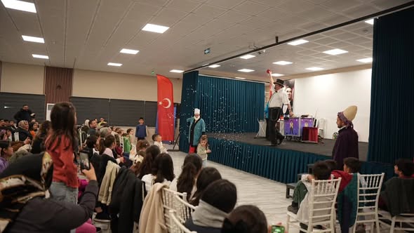 Sındırgı Belediyesi tarafından Ramazan ayı etkinlikleri kapsamında düzenlenen sihirbazlık gösterisi,