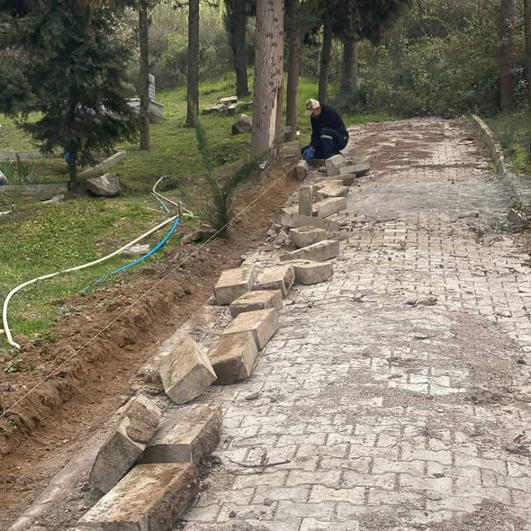 Bigadiç Belediyesi, ilçe genelinde yürüttüğü hizmet çalışmalarına hız kesmeden devam