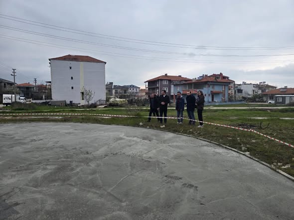 Sındırgı’da spor ve sosyal yaşamı güçlendirecek projeler hız kazanıyor. İlçede