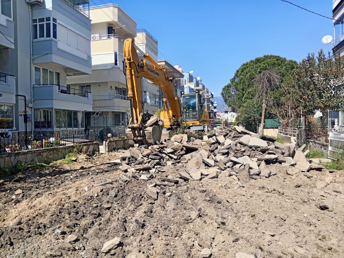 Edremit Belediyesi Sahada: Sarıkız’da Yol Atağı Büyüyor 657144322 947014891022870 3717381924186796603 n - Marmara Bölge Gazetesi