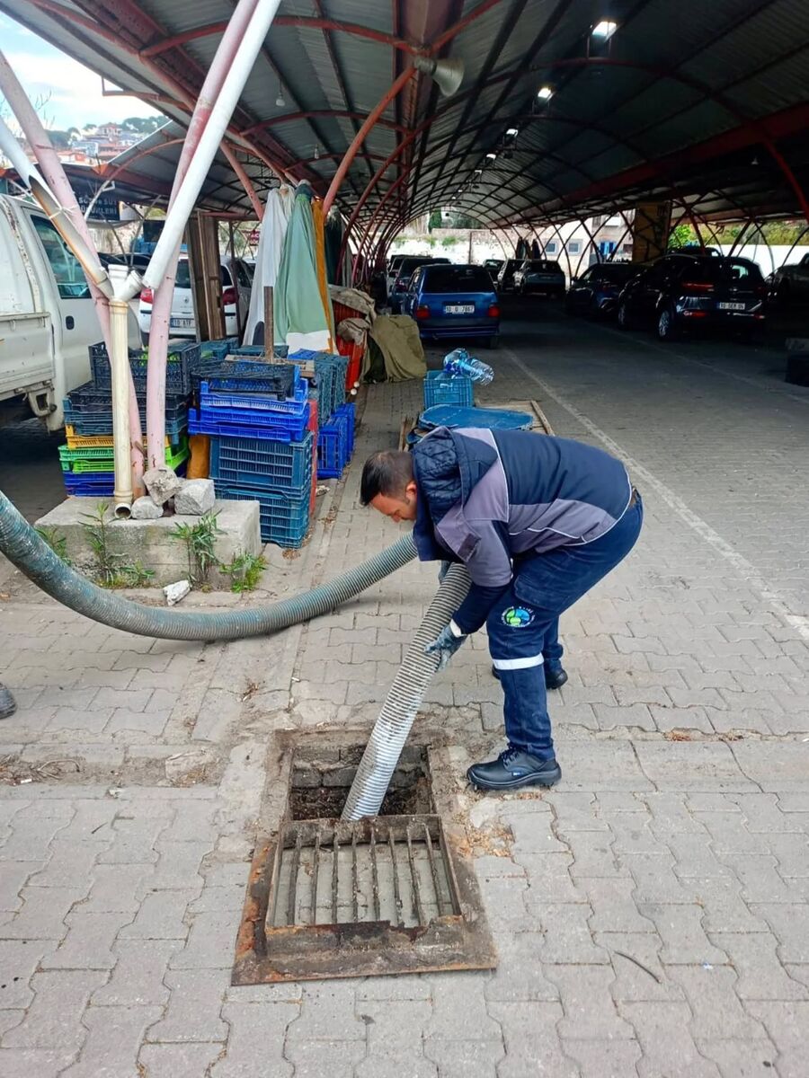 Balıkesir genelinde sürdürülen mazgal ve ızgara temizlik çalışmalarıyla yağmur sularının