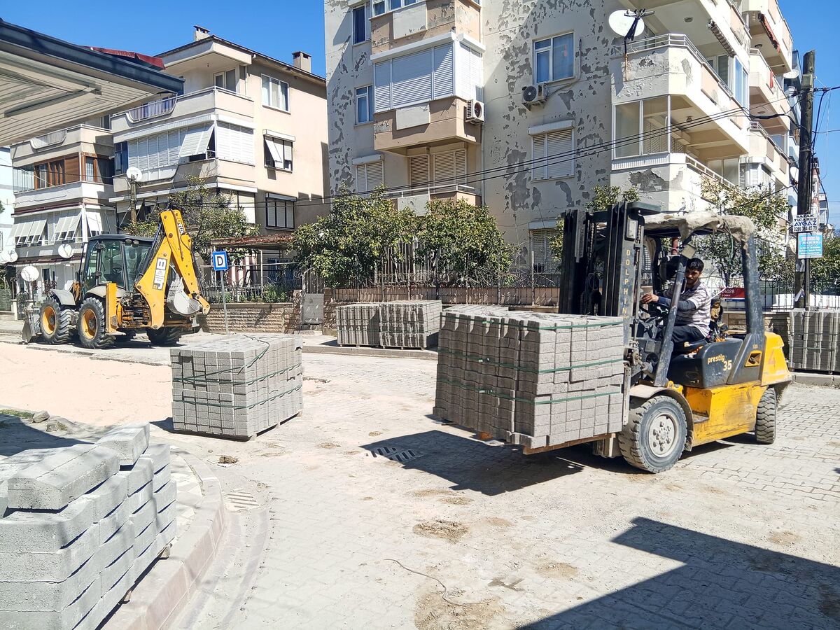Edremit Belediyesi Sahada: Sarıkız’da Yol Atağı Büyüyor 657659740 947014504356242 4622994899391592487 n - Marmara Bölge Gazetesi