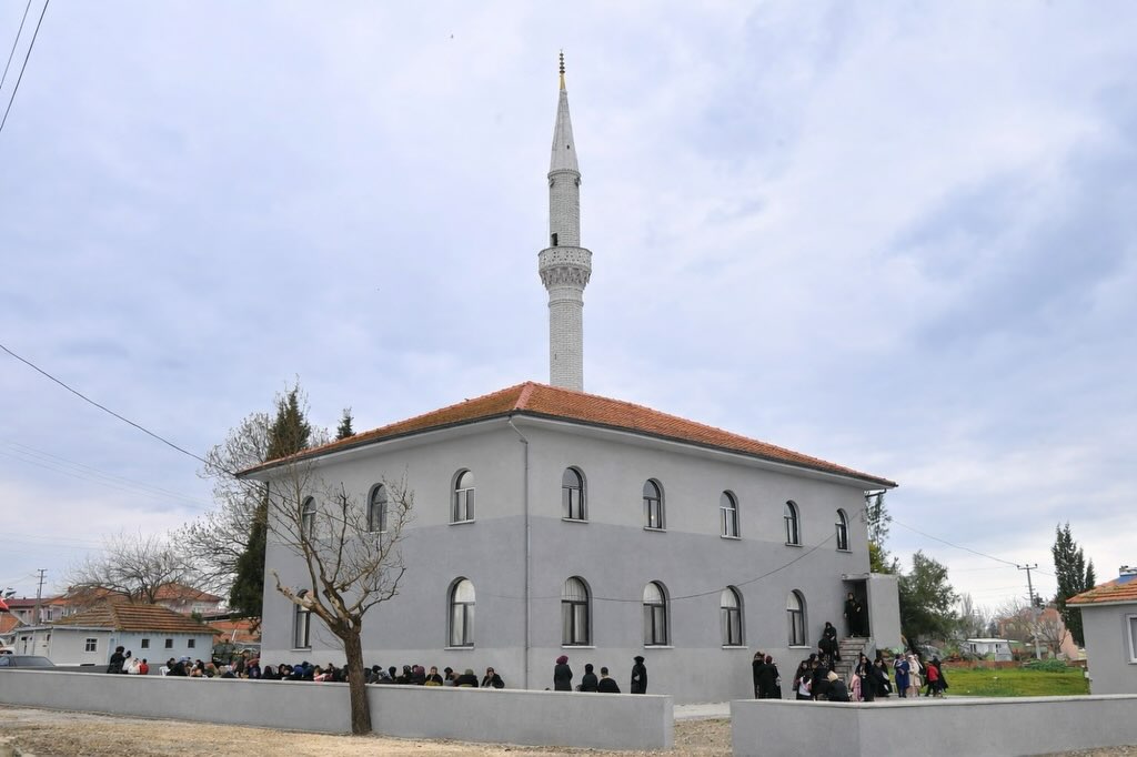 Altıeylül’e bağlı Çandır Mahallesi’nde yenilenen cami yeniden ibadete açıldı. Yoğun