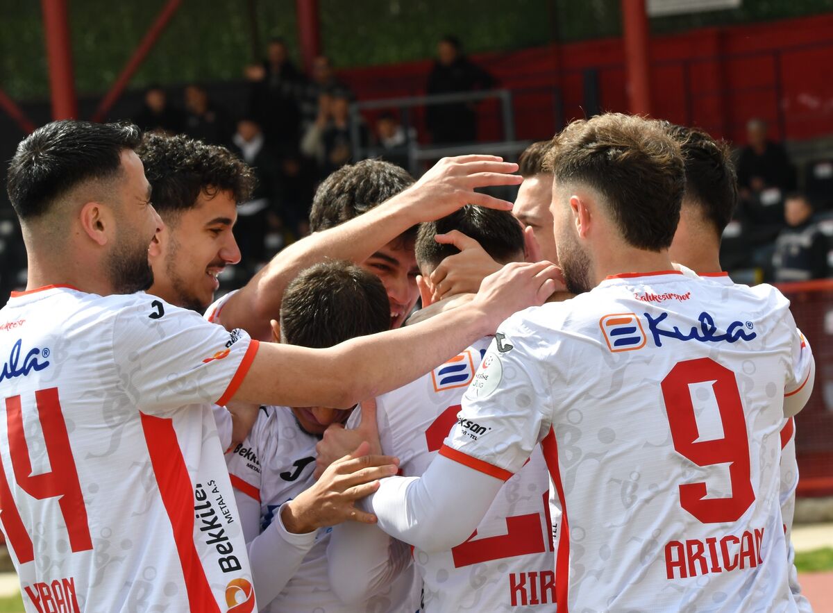 Play-Off hattındaki yerini sağlamlaştıran Balıkesirspor, deplasmanda bulduğu erken gollerle Uşak