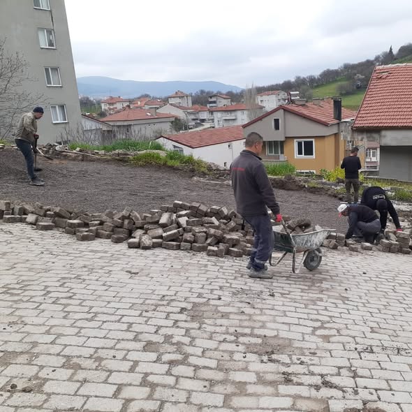 Bigadiç’te ulaşımı rahatlatmak amacıyla başlatılan yol düzenleme çalışmaları ilçenin farklı