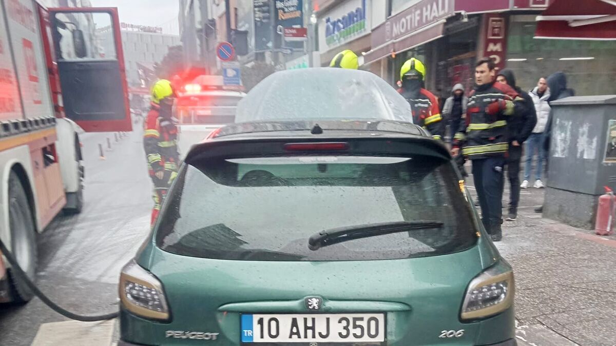 Altıeylül ilçesinde seyir halindeki bir otomobilin motor kısmında çıkan yangın,