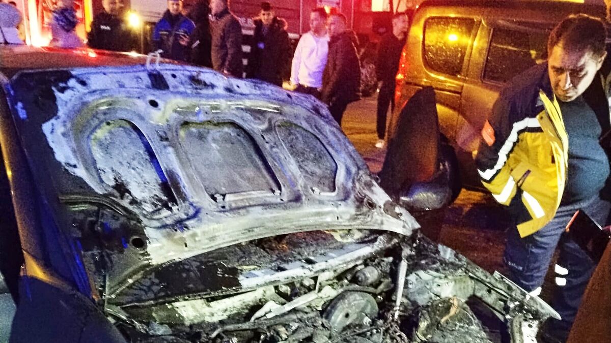 Balıkesir’in Edremit ilçesinde park halindeki bir otomobilin motor kısmından yükselen
