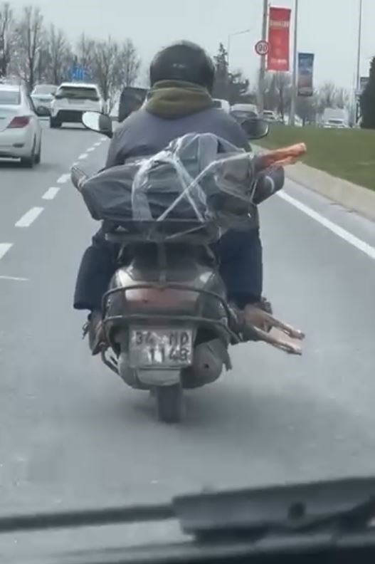 Görenlerin Midesi Bulandı! Etleri Motosikletle Ayağının Altında Taşıdı AW655010 01 - Marmara Bölge Gazetesi