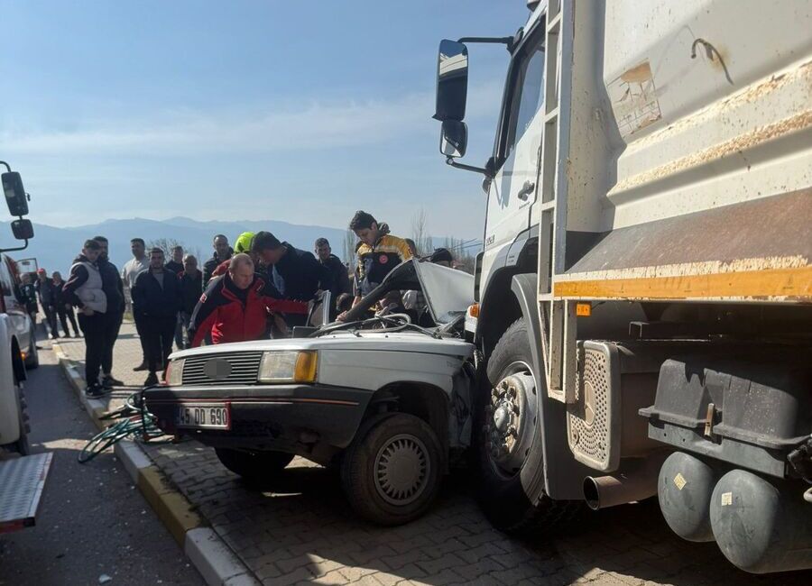 Sındırgı çevre yolunda kamyon ile otomobilin çarpıştığı kazada bir kişi