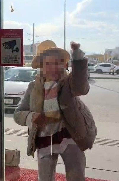 Fark Ücreti Ödemek İstemedi, Eczaneye Taş Attı AW662160 01 - Marmara Bölge Gazetesi
