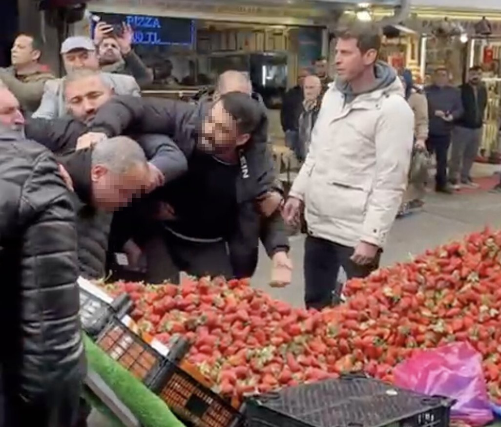 Seyyar Satıcı Zabıtayı Tekme Tokat Dövdü! AW668990 01 - Marmara Bölge Gazetesi