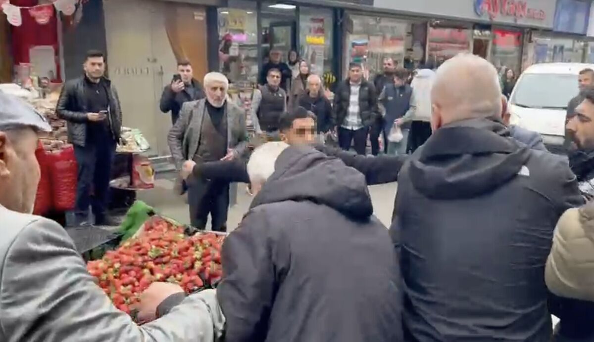 Seyyar Satıcı Zabıtayı Tekme Tokat Dövdü! AW668990 03 - Marmara Bölge Gazetesi