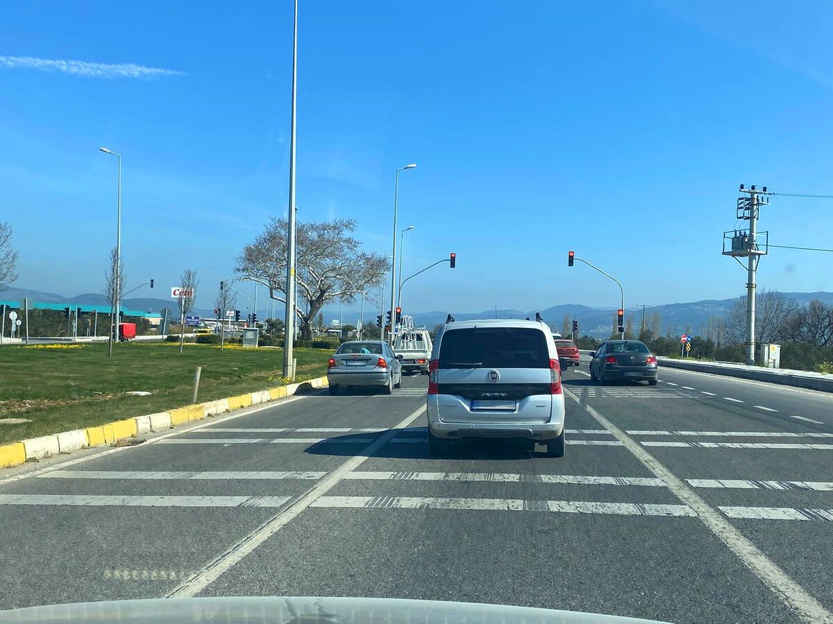 Yıllardır kazalarla gündeme gelen Çamdibi Kavşağı’nda trafik sinyalizasyon sistemi devreye